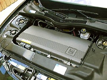 - Pohled pod kapotu na kryt motoru EV1 2.generace. -