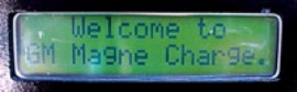 - Detailní pohled na informační display nabíječe GM Magne Charge. -