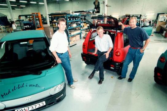 - Jan Otto Ringdal se svými kolegy při výrobě modelu CityBee. -