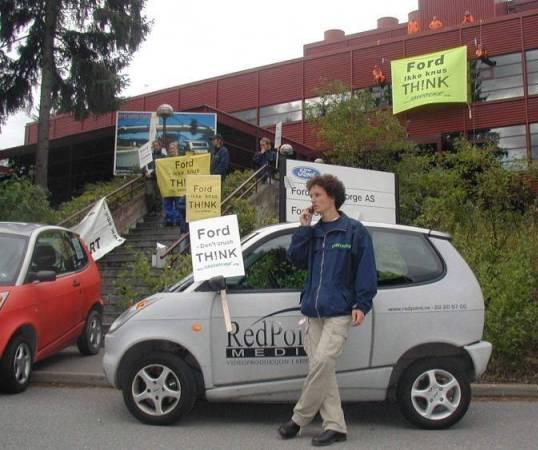 - Greenpeace vyvěsil protestní transparent na budovu FORD -