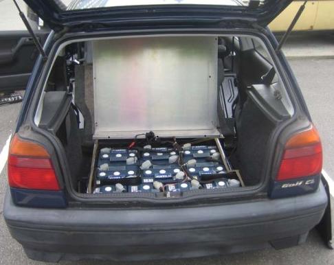 - Volkswagen GOLF III citySTROMer zadní baterie odkryté-